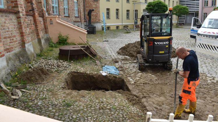 Hier trat das Wasser an die Oberfläche. Ein Trinkwasserleitung ist kaputt.