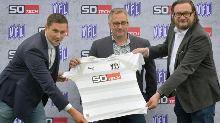 So sieht schon mal das neue VfL-Ausweichtrikot aus. Es präsentieren: (von links) Milan Beversdorff (Infront-Vermarktung VfL), Unternehmer Fred Seidel und VfL-Geschäftsführer Michael Welling.