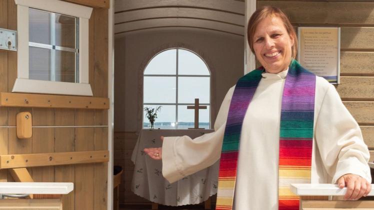 Tourismuspastorin Brigitte Gottuk bietet auch in diesem Sommer ein vielfältiges Programm an der Schäferwagenkirche in Eckernförde an.