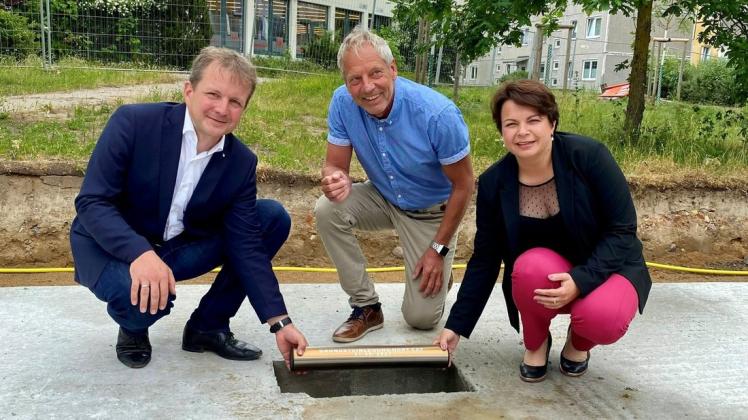 Baustart: Oberbürgermeister Rico Badenschier, Berge Dörner vom Zentralen Gebäudemanagement und Sozialministerin Stefanie Drese haben den Grundstein gelegt.