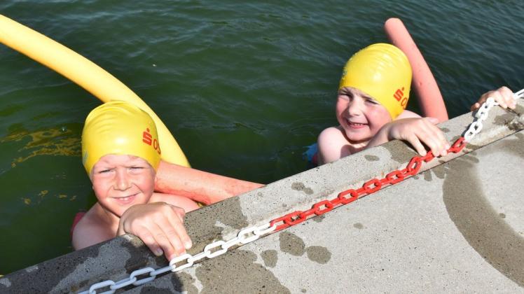 Mit Poolnudeln unter den Armen lernen die beiden sechsjährigen Theo (l.) und Mika im Naturbad Tessin schwimmen.