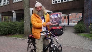 Einen Teil der CDs hat Lotte selbst mit dem Fahrrad zu den Unterstützern der Aktion gebracht.