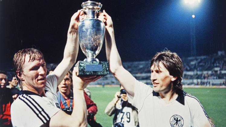 22. Juni 1980: Horst Hrubesch (links) und Manfred Kaltz mit dem EM-Pokal. Foto: Wilfried Witters