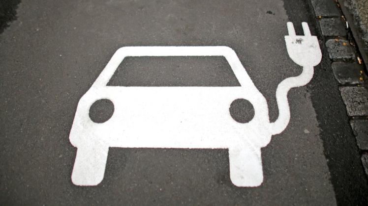Autofahrer stoßen mit Elektro-Fahrzeugen weniger klimaschädliche Abgase aus - wenn es ihr Geldbeutel zulässt, meint Redakteur Stefan Menzel.