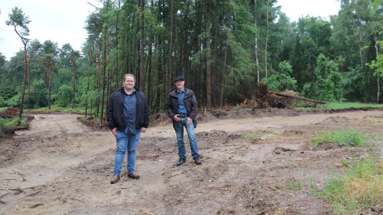 Über den Stand der Erschließungsarbeiten für das neue Baugebiet "Am Töppen" informierten sich Gemeindedirektor Johannes Müller (links) und Bürgermeister Jürgen Ermes.