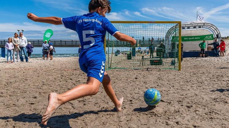 Am AOK-Familien-Beachtag in Graal-Müritz kann nicht nur mit dem Ball gekickt, sondern auch viele andere beliebte Strandsportarten ausprobiert werden.
