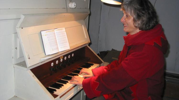 Gabriele Zwerschke übernimmt die musikalische Umrahmung des Gottesdienstes.