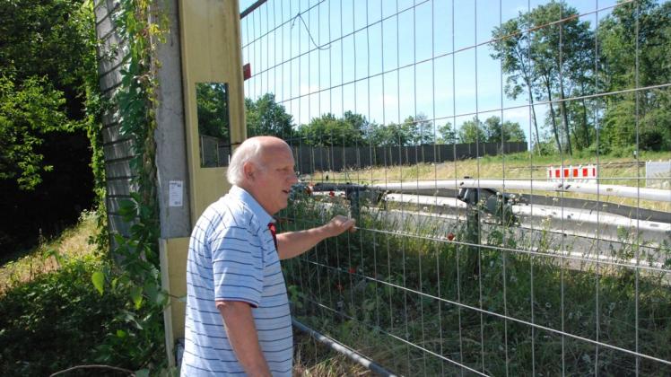 Reinhard Huesmann macht sich Sorgen um die Rehe, die hinter seinem Haus auf einem Getreidefeld leben. Die fehlenden Lämrschutzwand-Elemente an der Auffahrt zur A1 wurden aber bereits durch Gitterzäune provisorisch ersetzt.