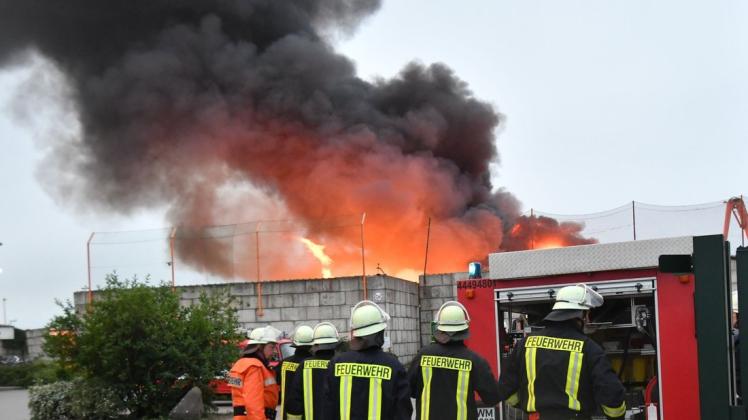 Insgesamt 120 Kameraden umliegender Feuerwehren bekämpften den Brand auf dem Recyclinghof Rosenhagen.