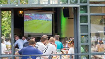 Gemeinsam mit anderen Fußball gucken – für dieses Freizeitvergnügen (hier in Osnabrück beim Spiel Deutschland–Portugal während der EM 2021) hat sich in Deutschland der Begriff "Public Viewing" eingebürgert.