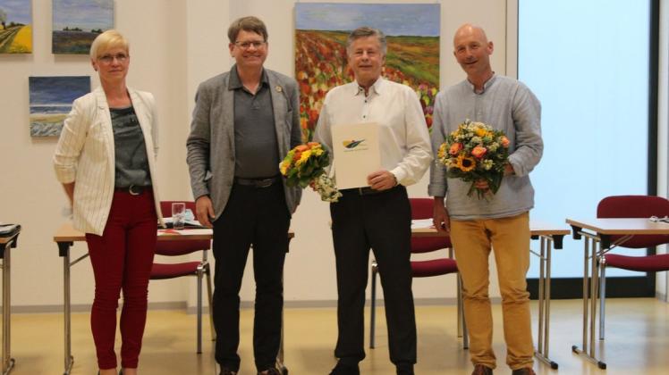 Im Beisein der neuen Amtsvorsteherin im Amt Crivitz, Iris Brincker, wurde Günter Tiroux (2.v.r.) zum neuen Bürgermeister von Pinnow ernannt. Seine beiden Stellvertreter Klaus-Michael Glaser und Stephan Dann (r.) gratulierten.