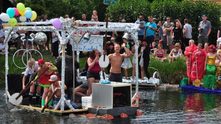 Zahlreiche Besucher lockt die Traditionsveranstaltung regelmäßig an die Stör nahe der Brücke in Banzkow. Auch in diesem Jahr soll es wieder ein buntes Treiben werden.