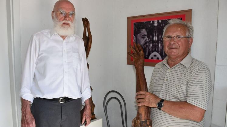 Skulpturen und Fotos zeigen Hubert Metzger (l.) und Gerhard Schotte im alten Feuerwehrturm in Gadebusch.