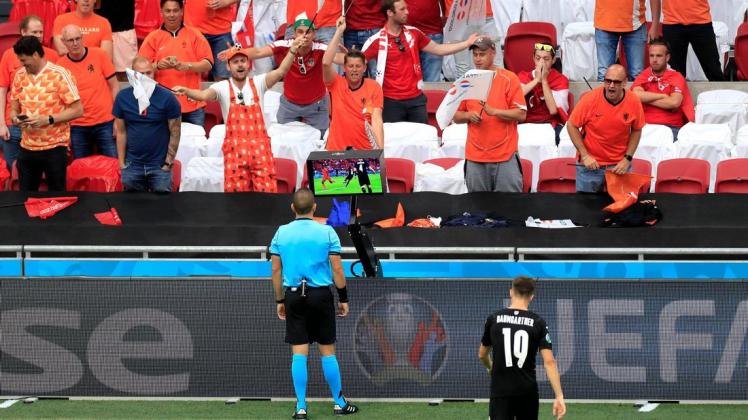 Seltene Szene bei der EM: Orel Grinfeld beim Videobeweis im Spiel Niederlande gegen Österreich.