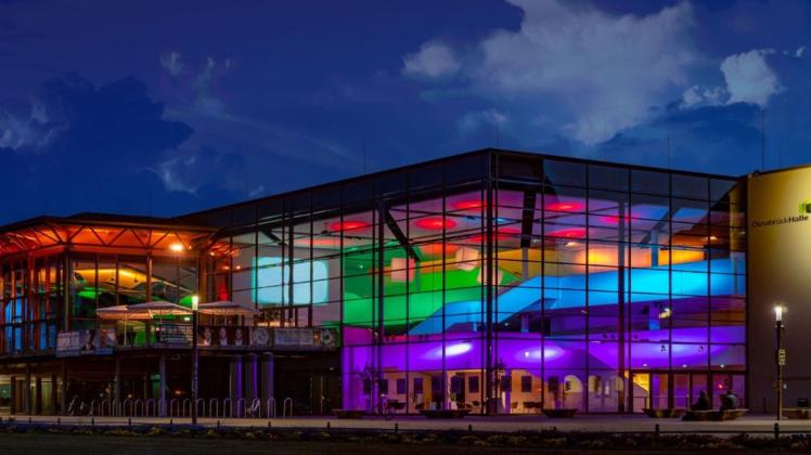 Die Osnabrück-Halle leuchtet am Mittwochabend in Regenbogenfarben.