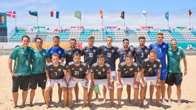 Das Beachsoccer Team Germany am Strand von Nazaré während der Qualifikation zur Weltmeisterschaft.