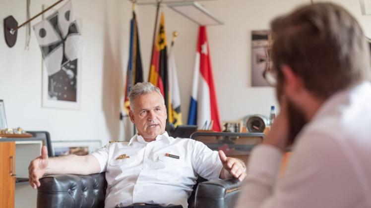 Vizeadmiral Kay-Achim Schönbach, Inspekteur der Marine in Rostock, erklärt im Gespräch, warum Deutschland seine maritimen Interessen auch verteidigen muss.