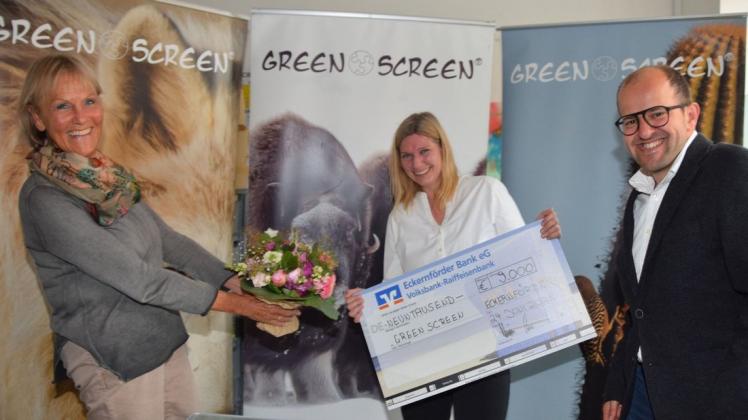 Diese Verbindung ist krisenfest: Nicole Stoltenberg (Mitte) überreichte einen symbolischen Scheck über 9000 Euro an die Fördervereinsvorsitzende Ulrike Lafrenz und den Geschäftsführer Markus Behrens von Green Screen.