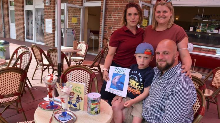 Große Freude über die Unterstützung: Matti mit seinen Eltern Dana und Jan Malke sowie Jennifer Wolter (l.), Mitarbeiterin im "Café Eiszeit" in Gadebusch.
