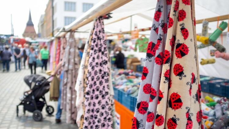 Die bunte Vielfalt textiler Designs können Nähbegeisterte wieder auf dem Deutsch-Niederländischen Stoffmarkt erleben.