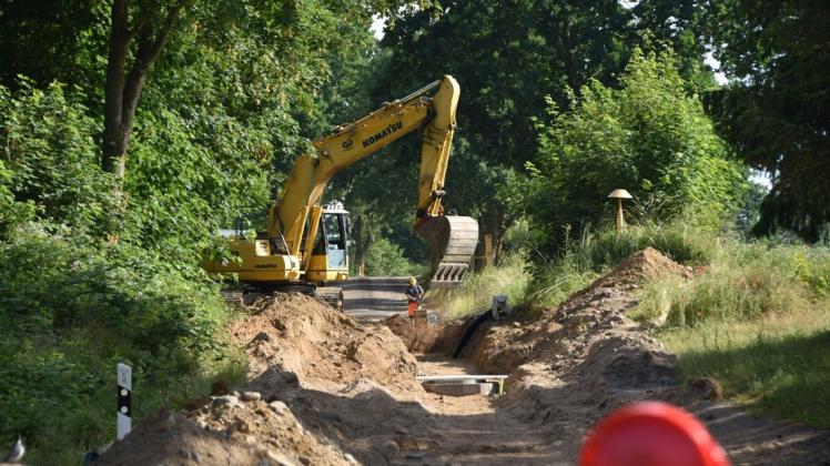 Die Bauarbeiten zwischen Nienmark und Böken laufen nach Zeitplan. Derzeit wird die Regenentwässerungsleitung gebaut.