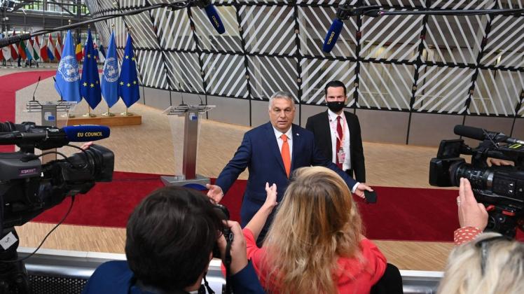 Was wollt ihr von mir? Ungarns Premierminister Viktor Orban stellt sich den Fragen von Journalisten beim EU-Gipfel in Brüssel. Sein niederländischer Amtskollege Rütte forderte die Ungarn auf, die EU zu verlassen.
