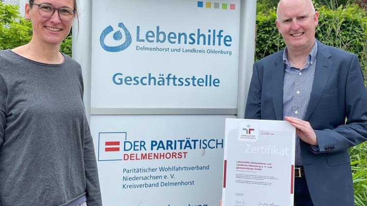 Geschäftsführerin Tina Cappelmann und Geschäftsführer Thomas Heyen freuen sich über die erneute Auszeichnung der familienbewussten- und lebensphasenorientierten Personalpolitik bei der Lebenshilfe Delmenhorst und Landkreis Oldenburg.