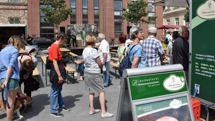 Am Stand des Forstamtes Schildfeld stehen die Kunden Schlange, um Wildprodukte wie Wildbratwurst oder Hirsch-Burger zu kaufen.