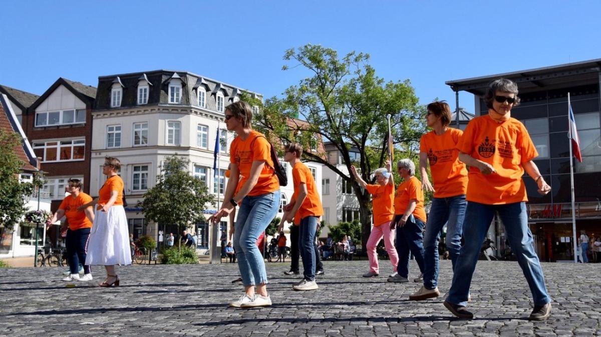 Rendsburg One Billion Rising Protestiert Gegen Gewalt An Frauen Shz 