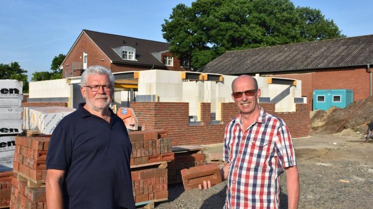 Das erste Haus des Wohnparks Aa-Schleife in Spelle ist im Bau. Darüber freuen sich die Investoren Rainer Neubert (links) und Heinz Lambers.