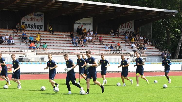 Fußball-Regionalligist SV Atlas Delmenhorst ist im Stadion an der Düsternortstraße ins Training gestartet.
