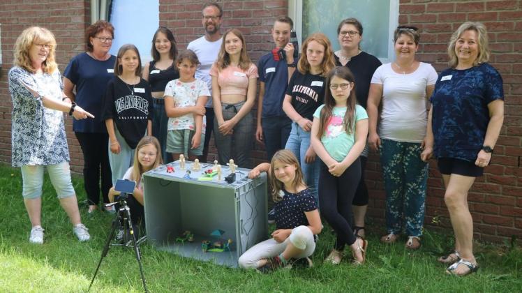 Die Teilnehmerinnen des Projekts Mädchen machen Medien und ihre Unterstützer präsentieren vor dem Jugenclub Pröttlin ihre selbstgebastelte Kulisse für einen Trickfilm.