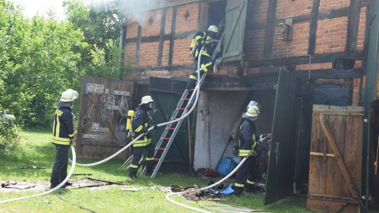 Mehrere Feuerwehren konnten den Brand in einem Nebengebäude in Kleinow rechtzeitig löschen.