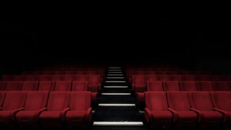 Im dunklen Kinosaal und mit großer Leinwand lassen sich Filme noch besser genießen.