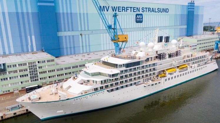 Das in Stralsund gebaute Expeditions-Kreuzfahrtschiff «Crystal Endeavor» liegt nach der Taufe am Ausrüstungskai der Werft.