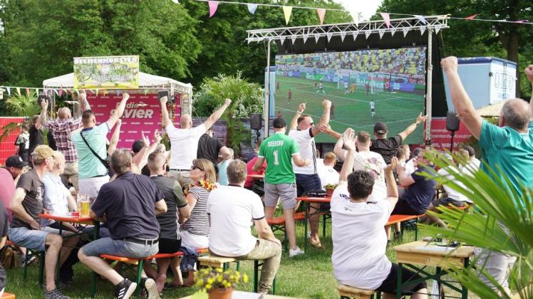 Am Dienstag spielt die deutsche Nationalelf gegen England: Die Gastronomen aus Delmenhorst und der Umgebung freuen sich auf Besucher ihrer Public Viewings. Hier das Spiel Deutschland gegen Portugal auf der Sommerwiese.
