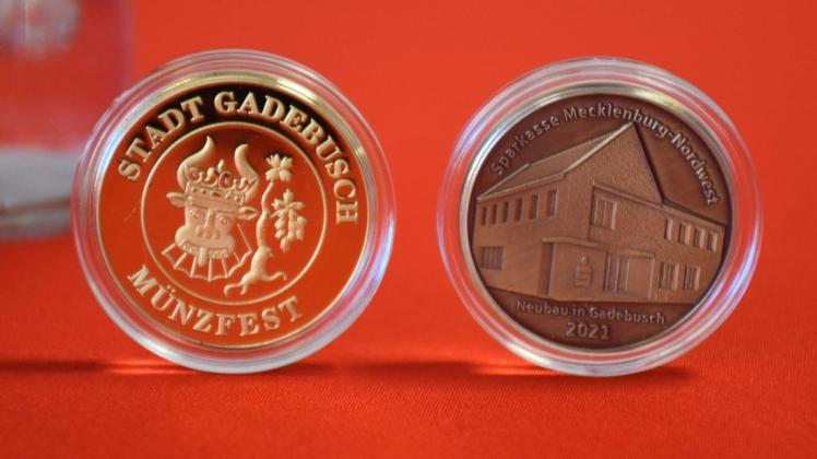 Der neue Godetaler, hier die Ausführungen Gold und Altmessing, zeigt das Wappen der Stadt Gadebusch und den Neubau der Sparkassengeschäftsstelle in der Münzstadt.