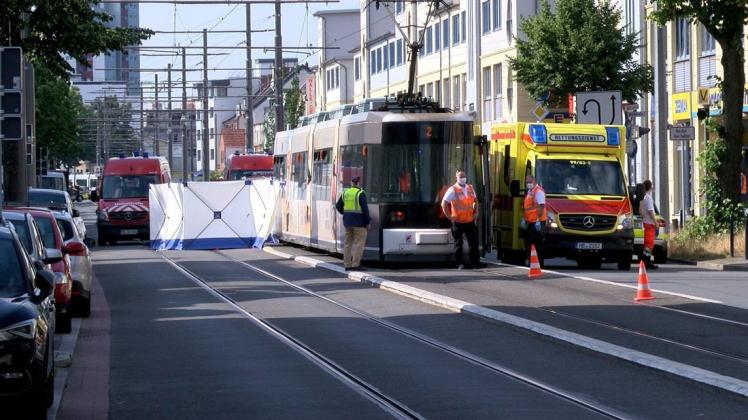 An der Waller Heerstraße wurde am Freitag ein 62-Jähriger von einer herannahenden Straßenbahn erfasst.