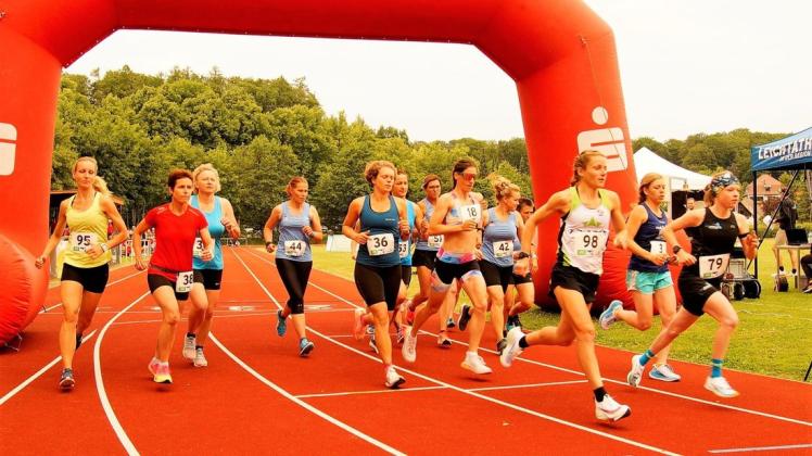 Start zum Lauf der Frauen. Insgesamt wurden am Wochenende in Bad Doberan bei den MV-Bahnmeisterschaften über 10.000 und 5000 Meter rund 100 Laufenthusiasten auf ihre Strecken geschickt.