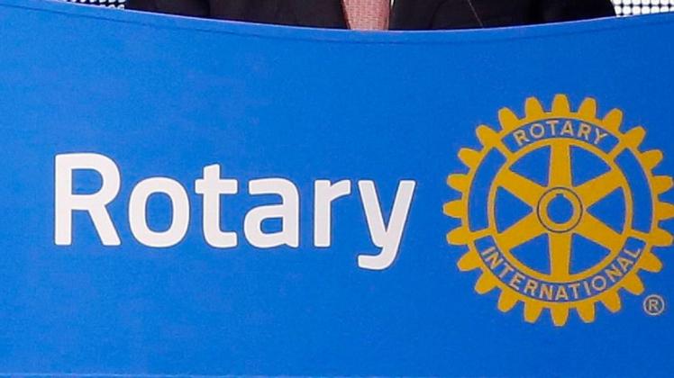Die Warnemünder Rotary- und Lions-Club wollen mit Schildern an den Ortseingängen Warnemünde auf sich hinweisen.