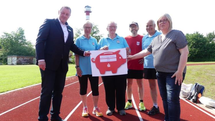 Spende für Sportabzeichen-Prüfer des ETSV Fortuna Glückstadt