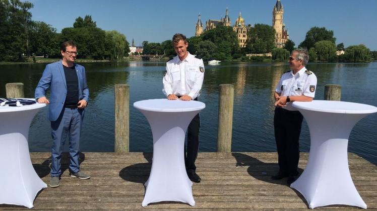 Lockere Gesprächsrunde auf dem Bootssteg: MV-Innenminister Torsten Renz (l.) und MV-Polizeichef Wilfried Kapischke (r.) flankieren Schwerins Olympia-Ruderer Hannes Ocik und wollen jede Menge wissen.