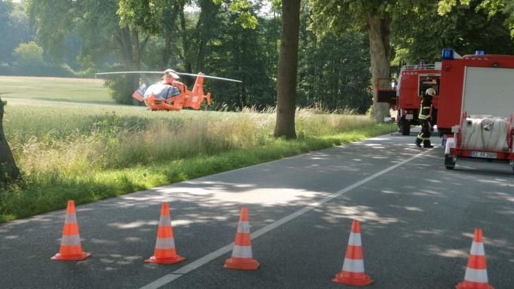 Ein Rettungshubschrauber, der neben der Bundesstraße 208 landete, brachte einen Verletzten in die Lübecker Klinik.