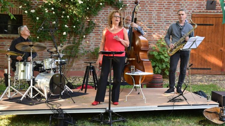 Die Haase mit Jazzebo in Aktion: Heiko Preller, Petra Haase, Bernhard Hotz und Sven Krengel (v. l.) sorgten auf Zoltáns Hof in Roxin für Stimmung.
