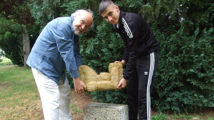 Hilfe beim Aufstellen der Skulpturen bekam Eckhard Bergmann (l.) von Danilo Kaduba.