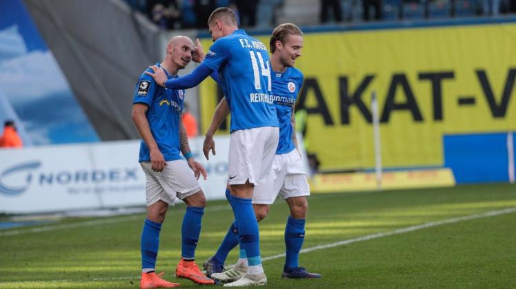 Nils Butzen (r.) und Max Reinthaler (Mitte) haben bereits einen neuen Verein gefunden. Auch Korbinian Vollmann hat keinen neuen Vertrag bei Hansa Rostock bekommen.