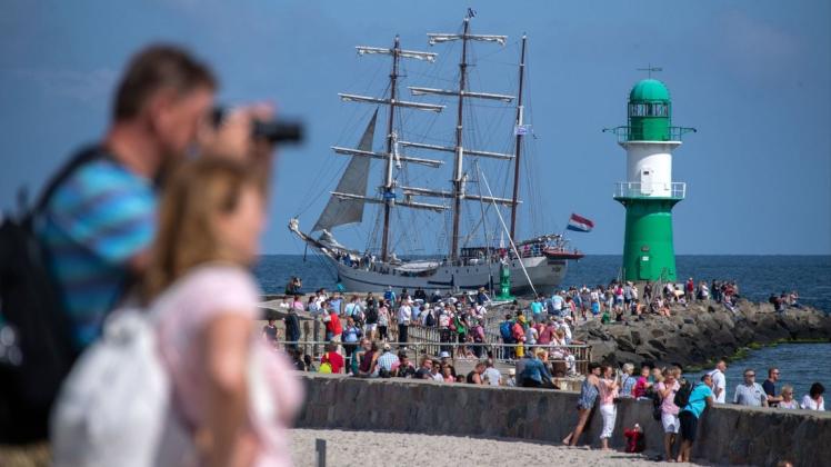 Die Hanse Sail 2021 findet vom 5. bis 8. August in Rostock statt. Bis zu 15.000 Besucher dürfen gleichzeitig auf das Veranstaltungsgelände.