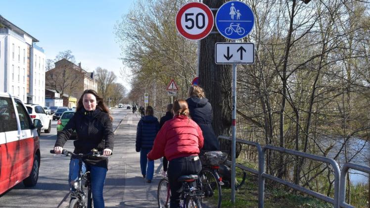 Der Radentscheid Rostock fordert mehr Sicherheit für Radfahrer am Rostock Mühlendamm.