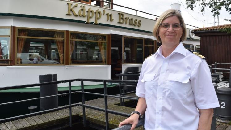 Schiffsführerin Katrin Möller freut sich, dass die Gäste der Tagespflege Warnemünde einen schönen Ausflug auf dem Fahrgastschiff ,Käpp&apos;n Brass&apos; verlebt haben.