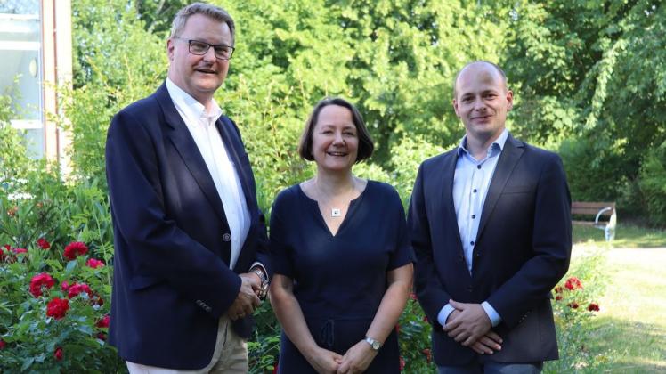 Neuer Geschäftsführer der Rostocker Heimstiftung ist Stefan Kroeger (r.), hier mit Interims-Geschäftsführer Peter Ahrens (l.) und Personalleiterin Silke Grohmann.